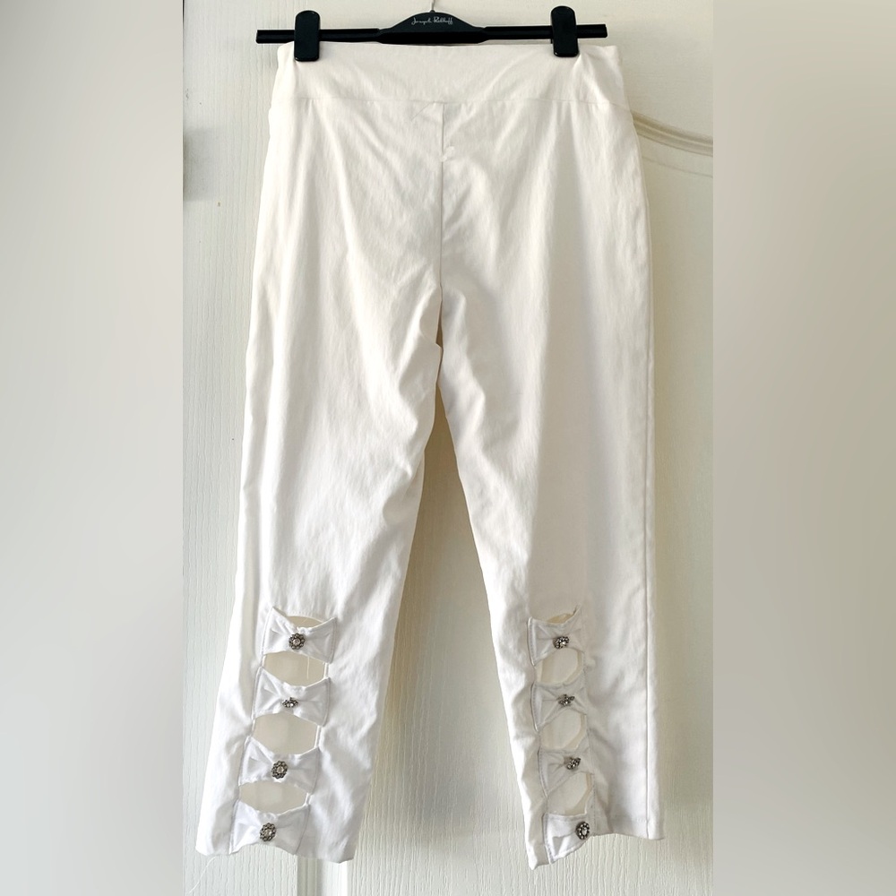 Canadian designer super cute capris with bows and bling buttons on the back. - Picture 1 of 3